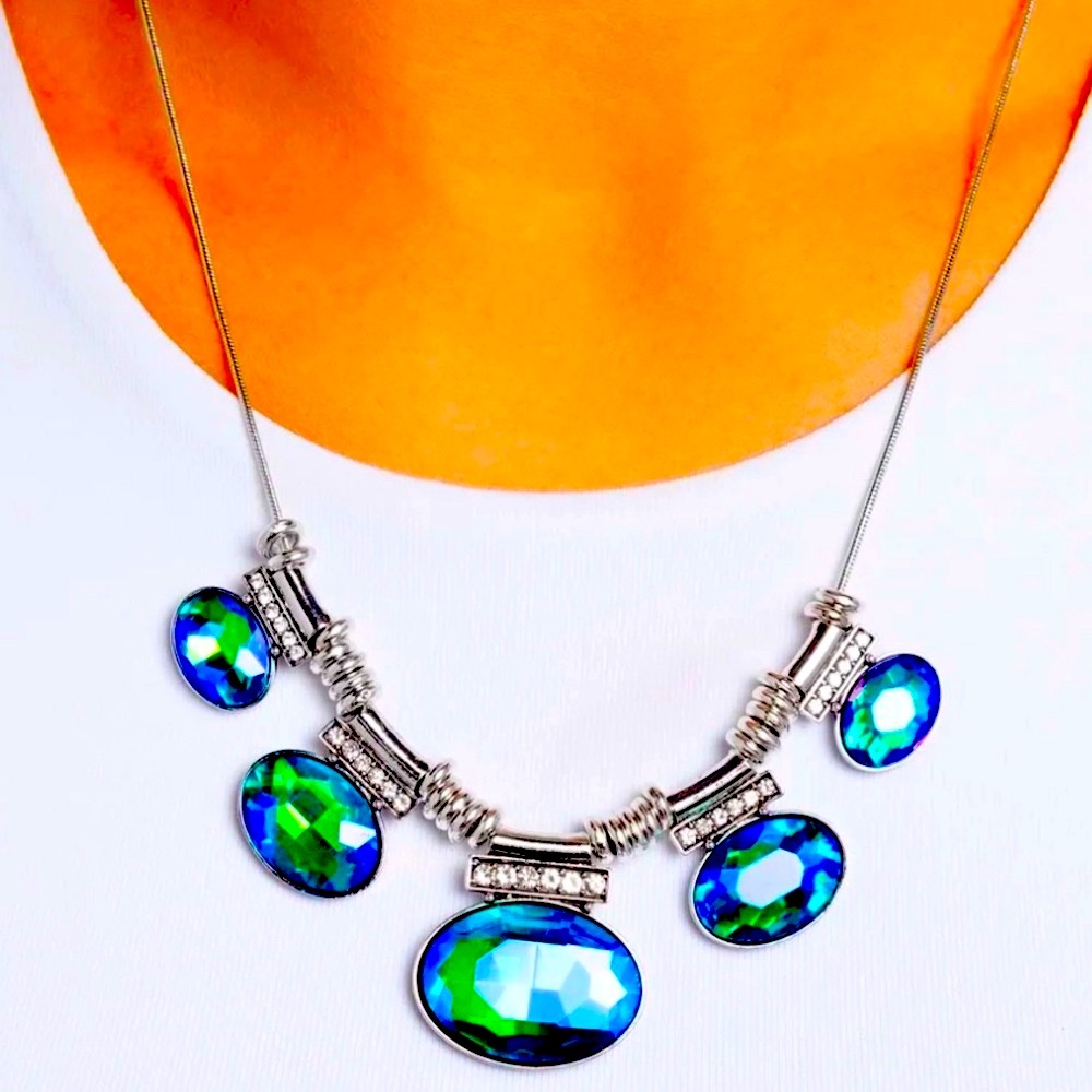 💚💎💚  “SOCIALITE STATUS” GREEN IRIDESCENT NECKLACE ~ PAPARAZZI❗️💚💎💚 - Picture 2 of 5